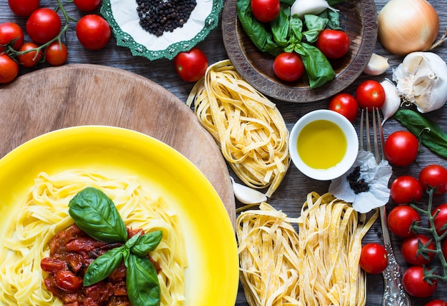 Ingredientes para cocinar comida italiana para pasta de tomate