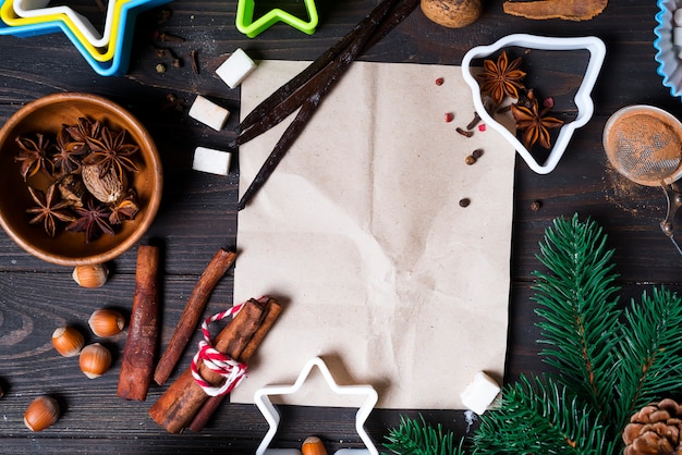 Ingredientes para cocinar galletas de jengibre navideño.