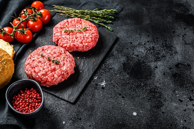 Foto ingredientes para cocinar hamburguesas. empanadas de carne picada, bollos, tomates, hierbas y especias. vista superior