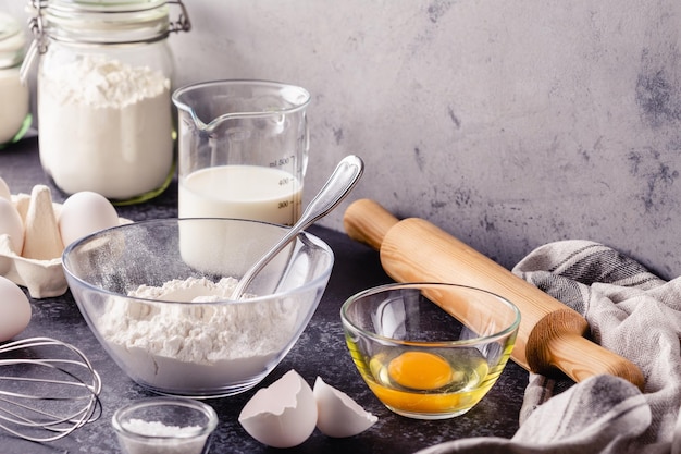 Ingredientes para cocinar masa huevos harina azúcar leche