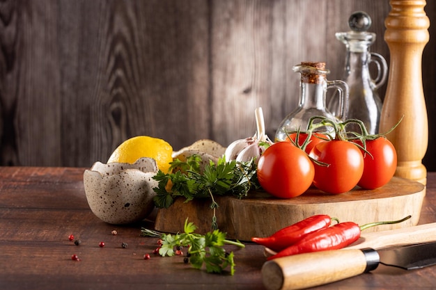 Ingredientes para cocinar en la mesa Tomates pimientos ajo hierbas aceite y especias