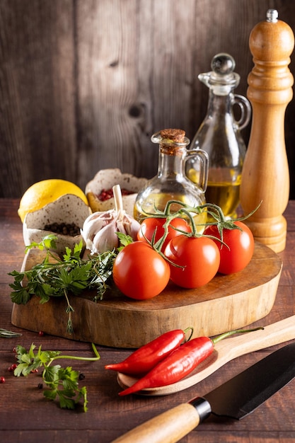 Ingredientes para cocinar en la mesa Tomates pimientos ajo hierbas aceite y especias