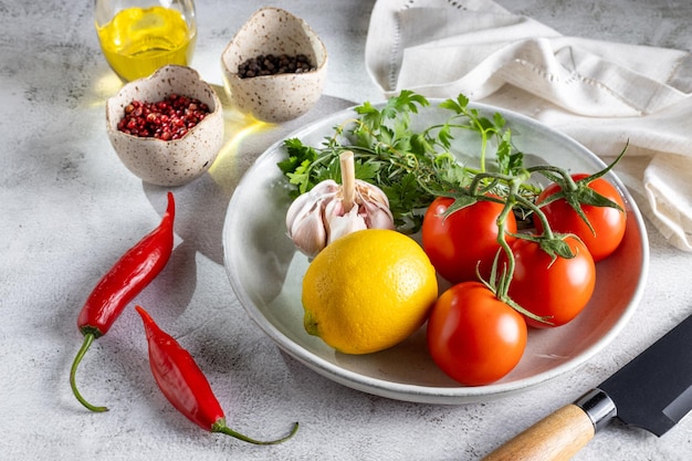 Ingredientes para cocinar en la mesa Tomates pimientos ajo hierbas aceite y especias