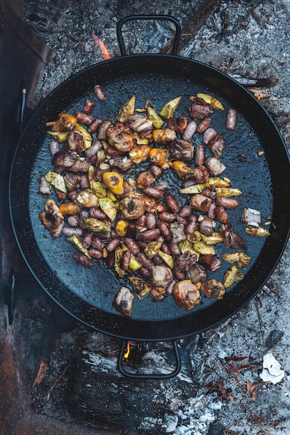 Ingredientes para cocinar una paella alcachofas salchichas de pollocomida típica española