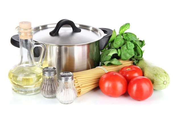 Ingredientes para cocinar pasta aislado en blanco