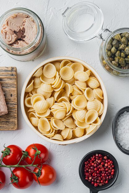 Ingredientes para cocinar pasta de atún en blanco, vista superior