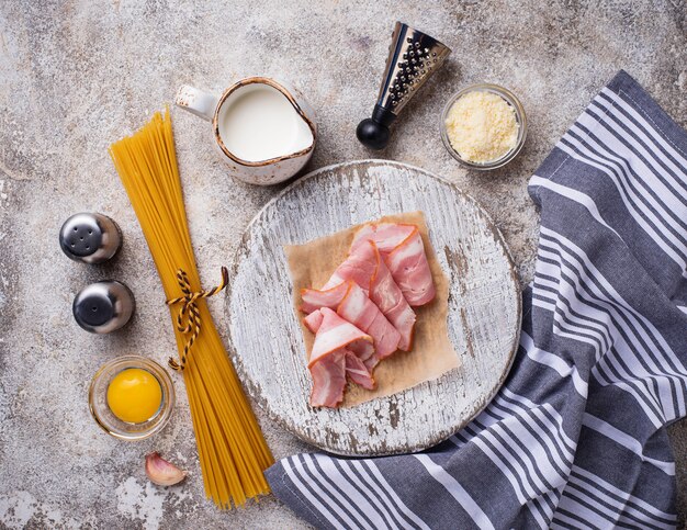 Ingredientes para cocinar pasta carbonara