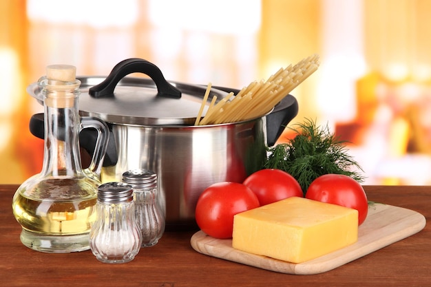 Ingredientes para cocinar pasta en la mesa de la cocina