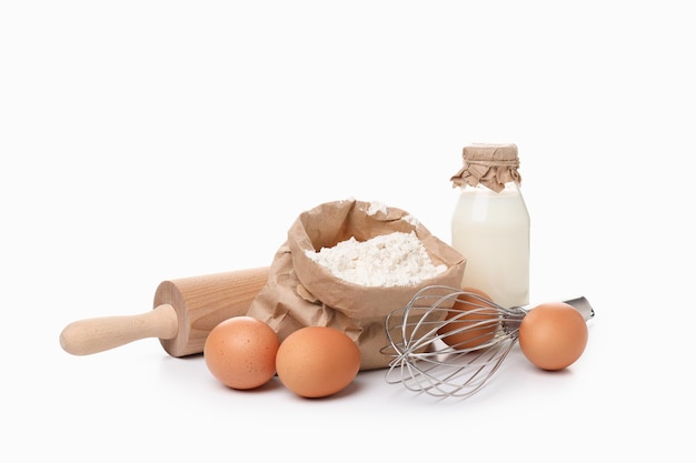 Ingredientes para cocinar pastel aislado sobre fondo blanco.