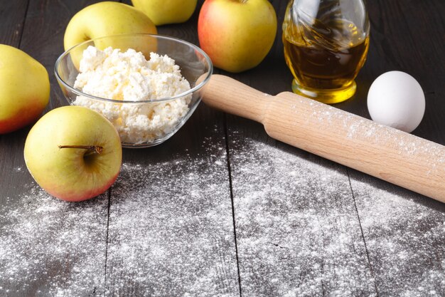 Ingredientes para cocinar pastel de manzana. Manzana fresca, mantequilla, harina, azúcar, especias en una madera rústica.