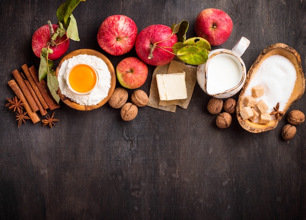 Ingredientes para cocinar pastel de manzana.