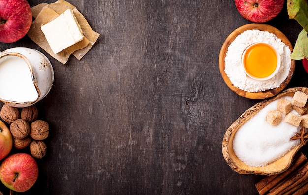 Ingredientes para cocinar pastel de manzana.