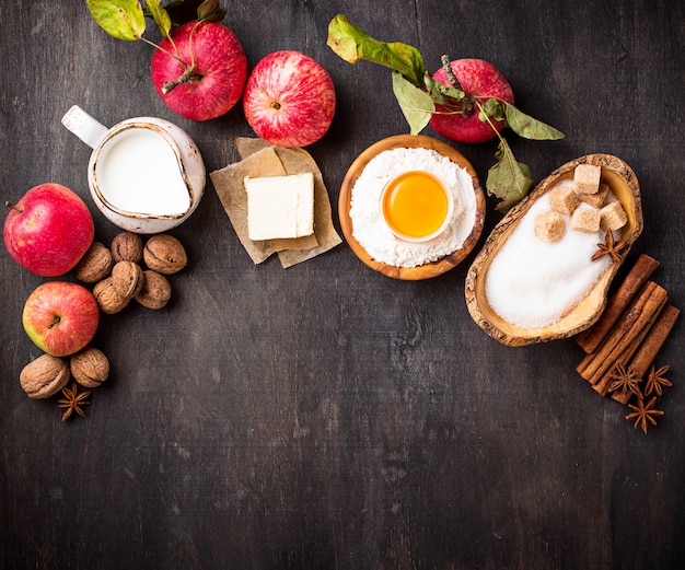 Ingredientes para cocinar pastel de manzana.