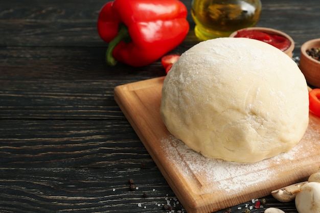 Ingredientes para cocinar pizza en madera