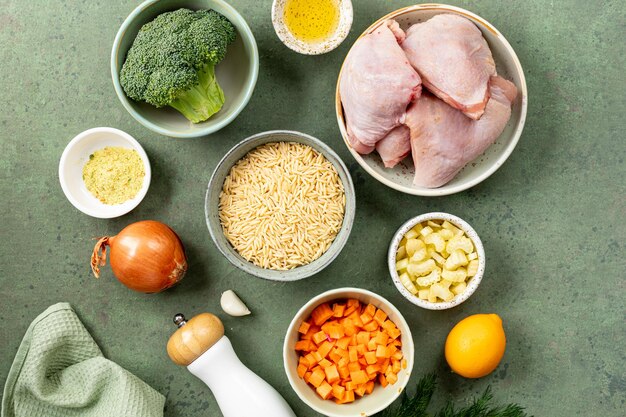 Ingredientes para cocinar pollo con pasta de orzo y verduras