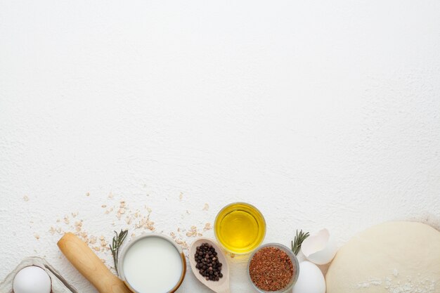 Ingredientes para cocinar sobre un fondo blanco.