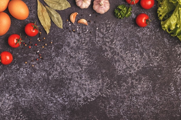 Foto ingredientes para cocinar sobre fondo oscuro