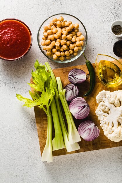 Ingredientes para cocinar sopa en una tabla para cortar