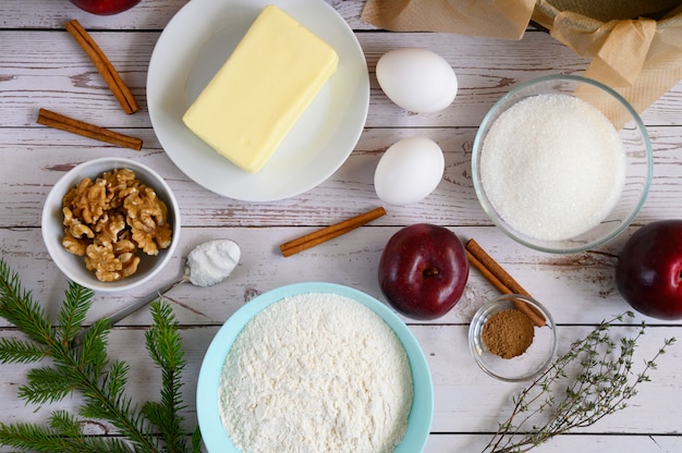 ingredientes para cocinar tarta de manzana en madera blanca