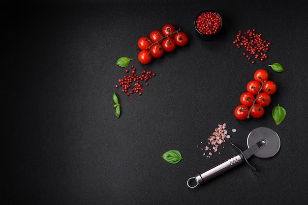 Ingredientes para cocinar tomates cherry sal especias y hierbas