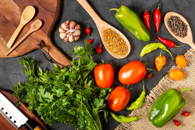 Ingredientes para cocinar con tomates, pimientos variados, ajos y pimientos verdes.