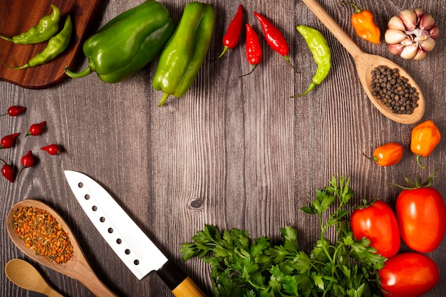 Ingredientes para cocinar con tomates, pimientos variados, ajos y pimientos verdes.