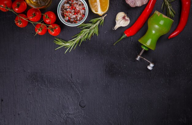 Ingredientes para cocinar verduras, tomates, pimientos, ajo