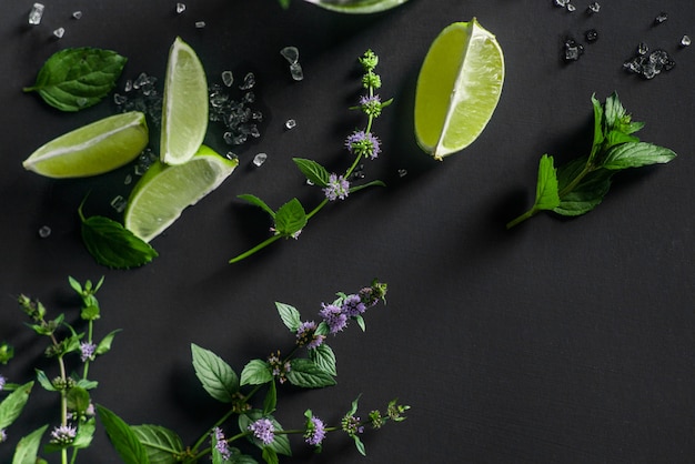 Ingredientes del cóctel mojito en la oscuridad: lima, hojas de menta y hielo picado