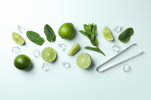 Ingredientes para cóctel mojito sobre fondo blanco.