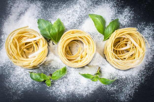 Ingredientes coloridos frescos saborosos para cozinhar macarrão Tagliatelle