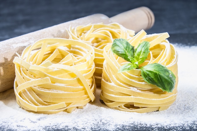 Ingredientes coloridos frescos saborosos para cozinhar macarrão Tagliatelle