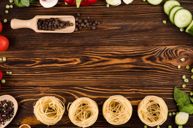 Foto ingredientes de comida italiana sobre fondo de madera