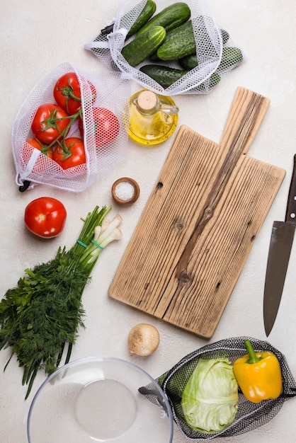 Ingredientes de comida vegetariana para una ensalada de verduras saludable, de cerca sobre una tabla para cortar