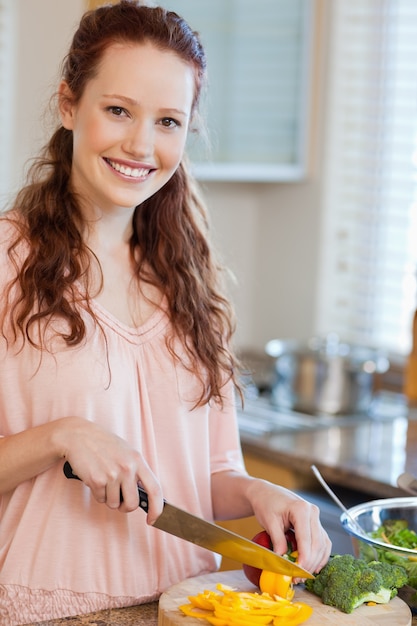 Foto ingredientes de corte de mujer para ensalada