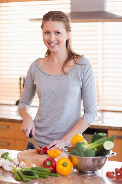 Ingredientes de corte de mujer sonriente para ensalada