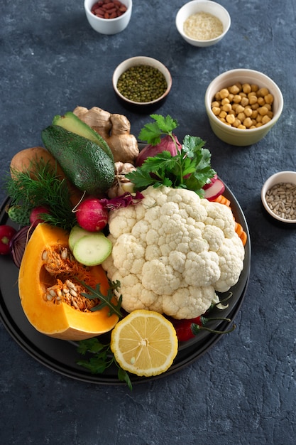 Ingredientes cozinhar vegetariano prato indiano aloo gobi vista superior comida saudável
