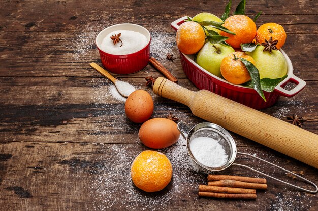 Ingredientes crudos para cocinar horneado de Navidad. Mesa vintage de madera