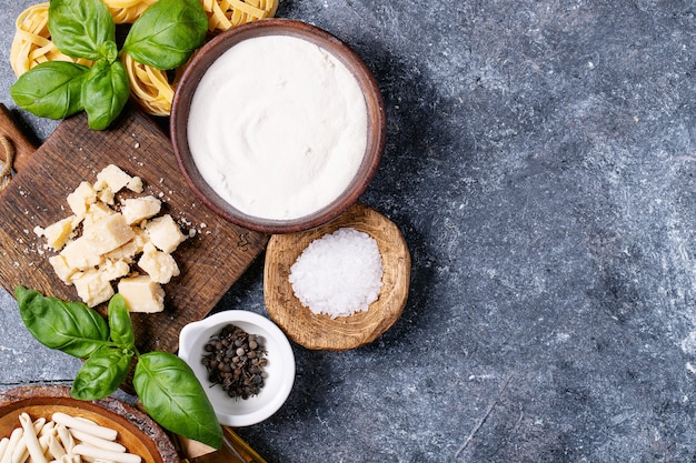 Ingredientes crudos para cocinar pasta