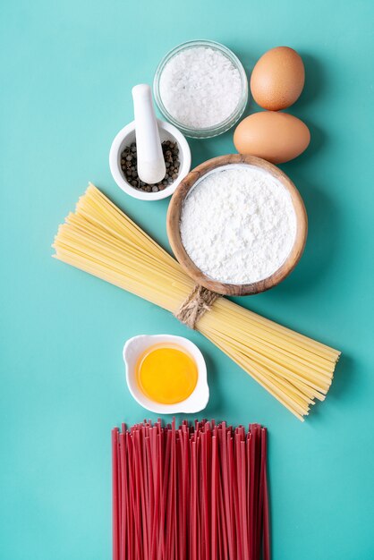 Ingredientes crudos para cocinar pasta.