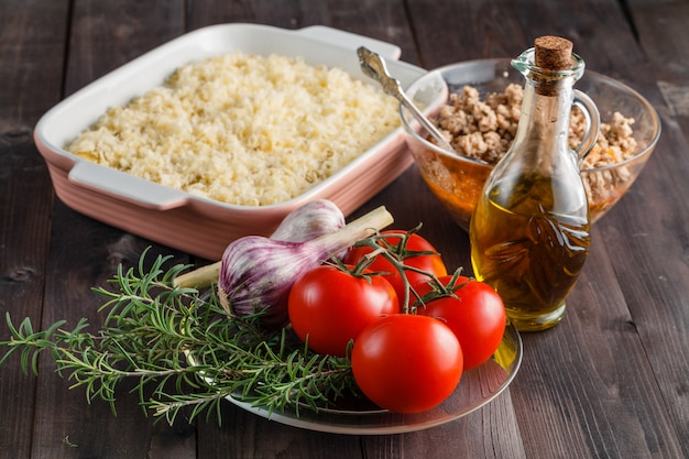 Ingredientes crudos en la mesa