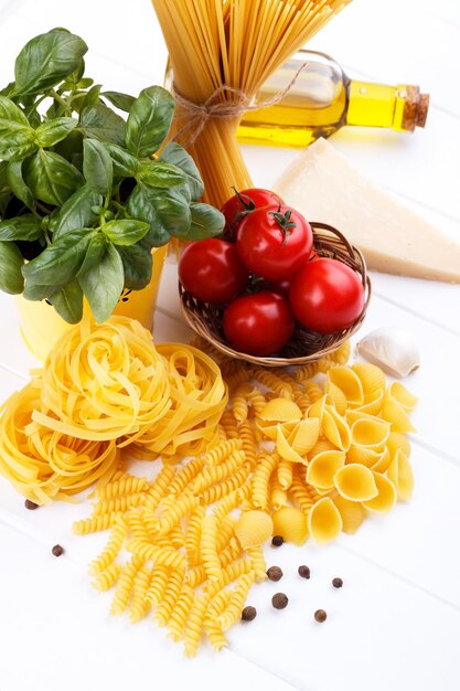 Ingredientes crudos para la pasta italiana