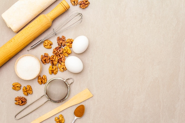 Ingredientes crudos para pastel de nuez. Concepto de cocción que cocina en la superficie de piedra, visión superior, espacio de la copia.