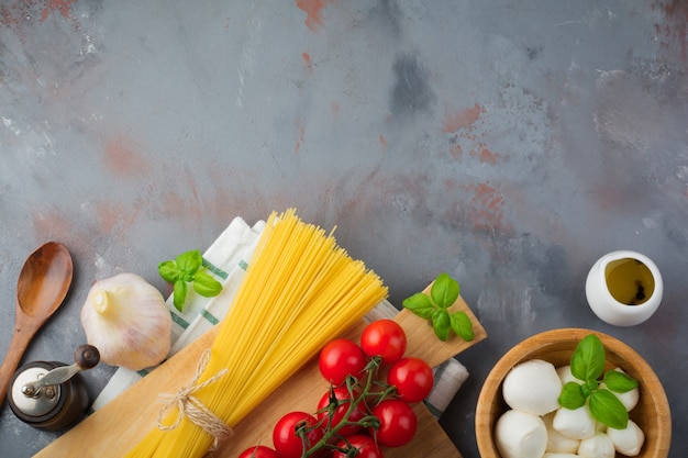 Ingredientes crudos para la preparación de pasta italiana