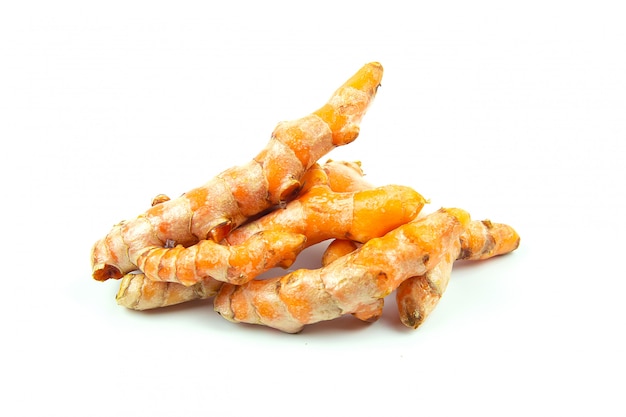 Ingredientes crus de açafrão (curcuma longa linn) para fazer medicamentos fitoterápicos isolados no fundo branco.