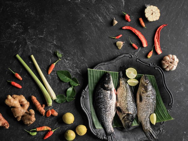 Ingredientes crus de pesmol ikan mas gold fish com yellow curry spices