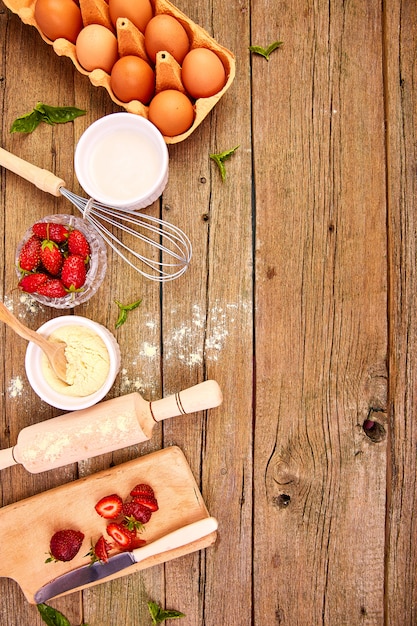 Foto ingredientes crus para cozinhar torta de morango