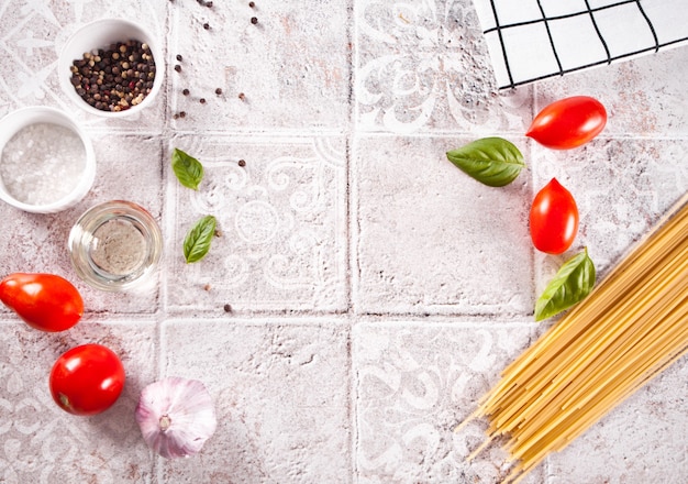 Ingredientes da massa italiana na mesa. Cozinhar alimentos. Vista do topo. Copie o espaço.