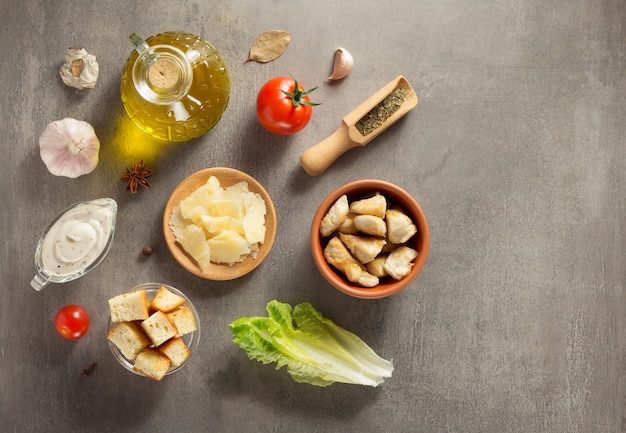 Ingredientes da salada Caesar na mesa de pedra