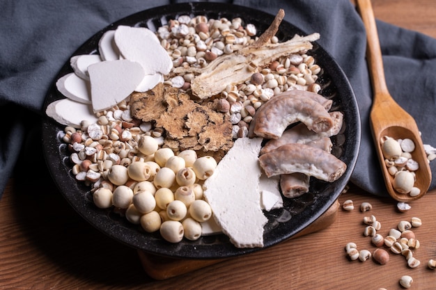 Ingredientes da sopa quatro tônicos, sopa sabor a quatro ervas. comida tradicional taiwanesa com lágrimas de jó, ervas, intestinos de porco.