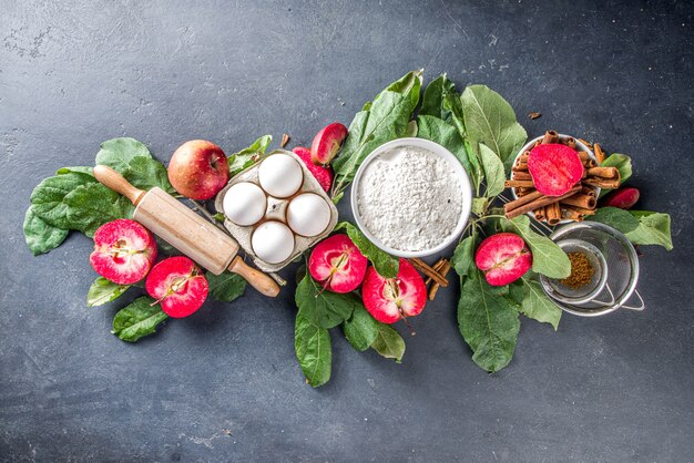 Ingredientes da torta de maçã na mesa de concreto